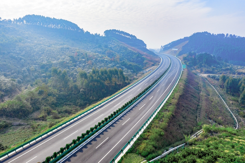 6.高速公路與群山相連，植被覆蓋率高，與原生態環境恢復有機結合.jpg